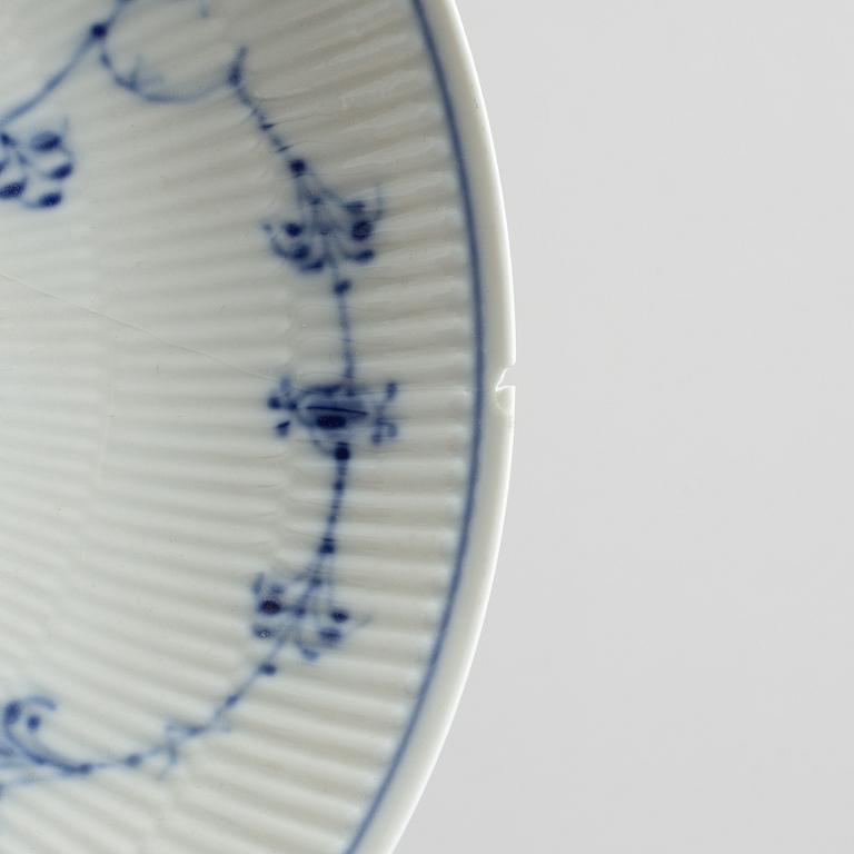 A group of three dishes and a cofee pot, "Blue fluted Full Lace" and "Blue Fluted Plain"/"Musselmalet", Royal Copenhagen.