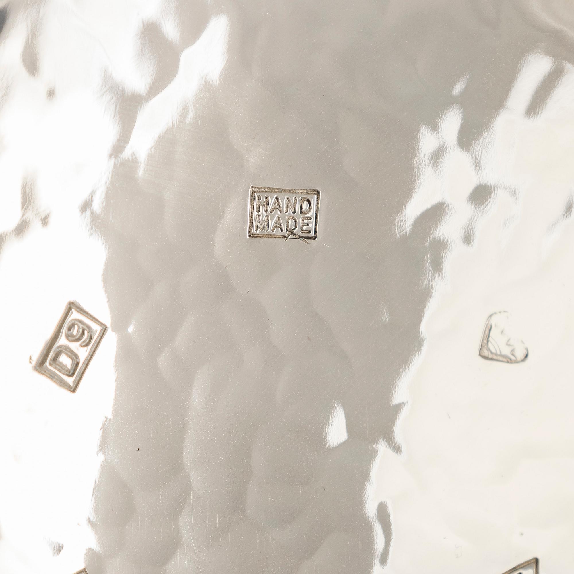 A. Tillander, malja, sterlinghopeaa ja emalia. Turku 2005.