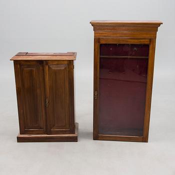 VAPENSKÅP, 1800-tal.