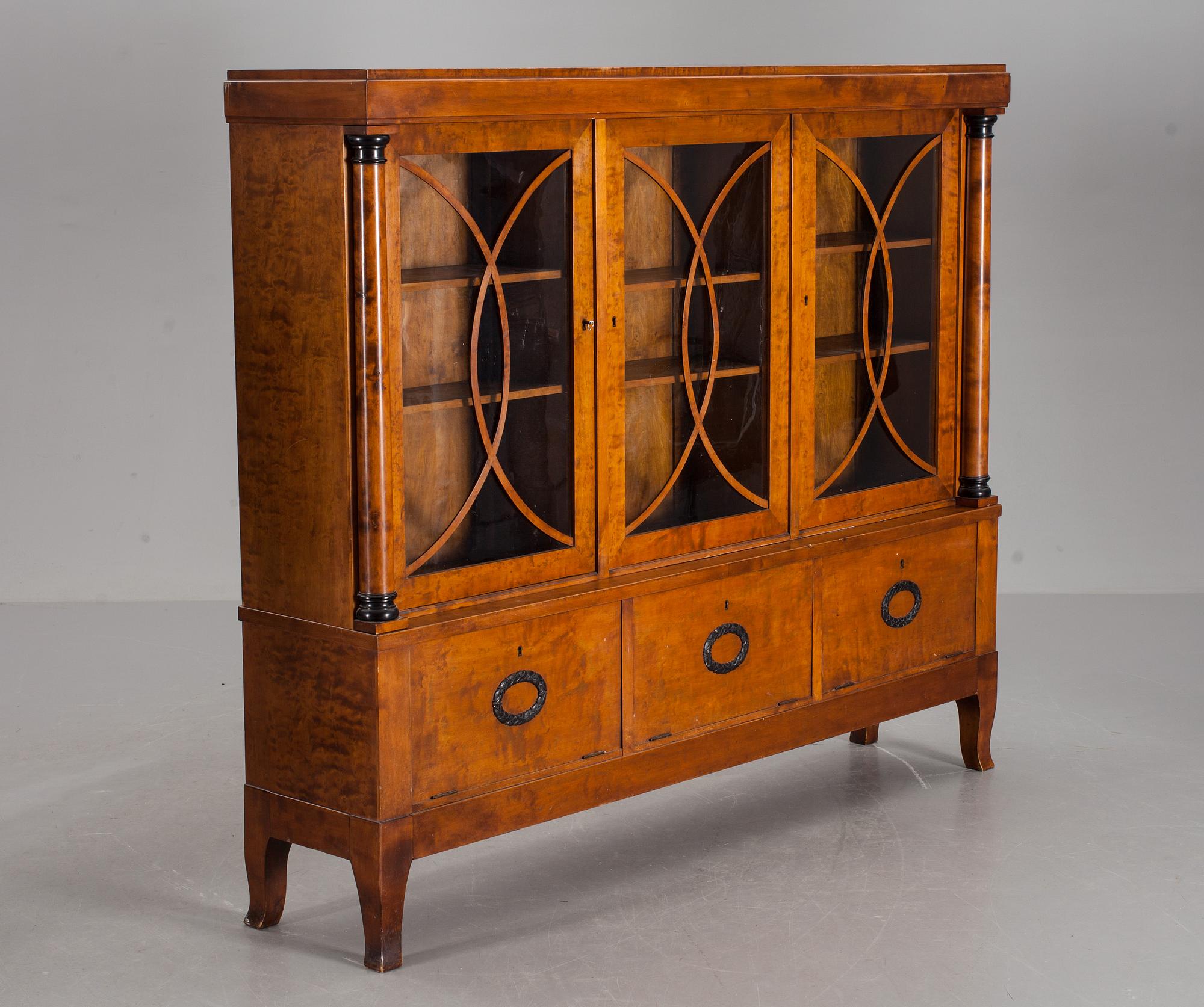 BOKSKÅP, Karl Johanstil, 1900-talets första hälft.