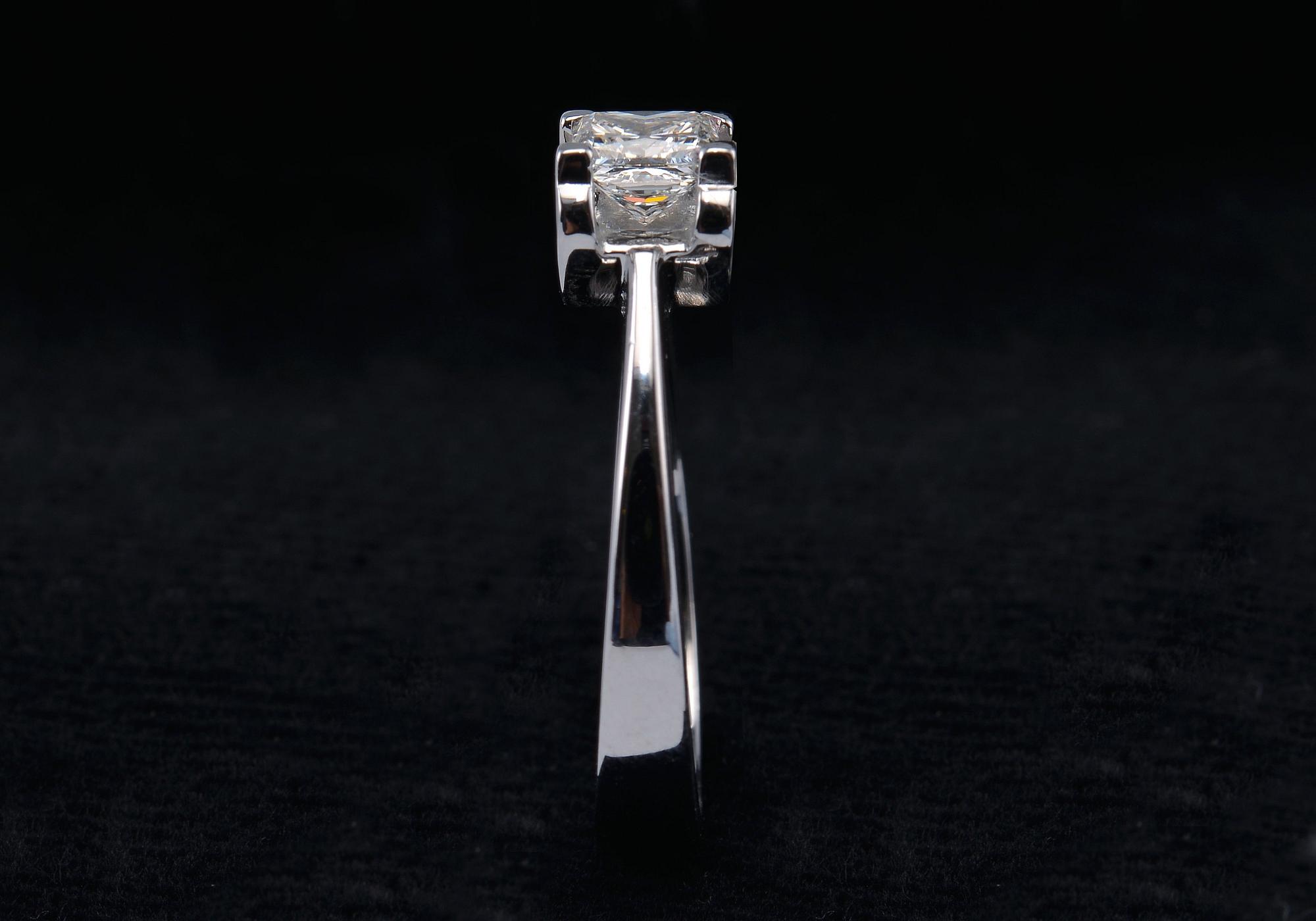 SORMUS, prinsesshiottuja timantteja 0.71 ct. H/vvs1 laserkaiverrettu ID nro. GIA todistus 18K valkokultaa, paino 5,1 g.