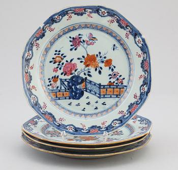 A set of four famille rose and blue and white export porcelain plates, Qing dynasty, Qianlong (1736-95).