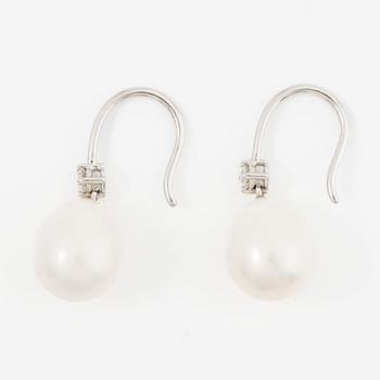 Earrings 18K white gold with oval pearls and brilliant-cut diamonds.