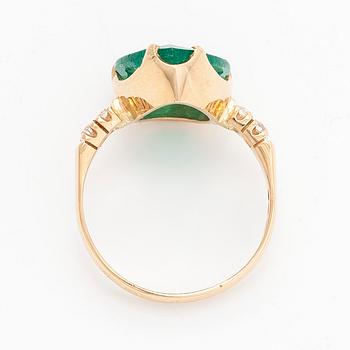Ring in 18K gold, with a pear-cut emerald and diamonds. With IGI certificate.