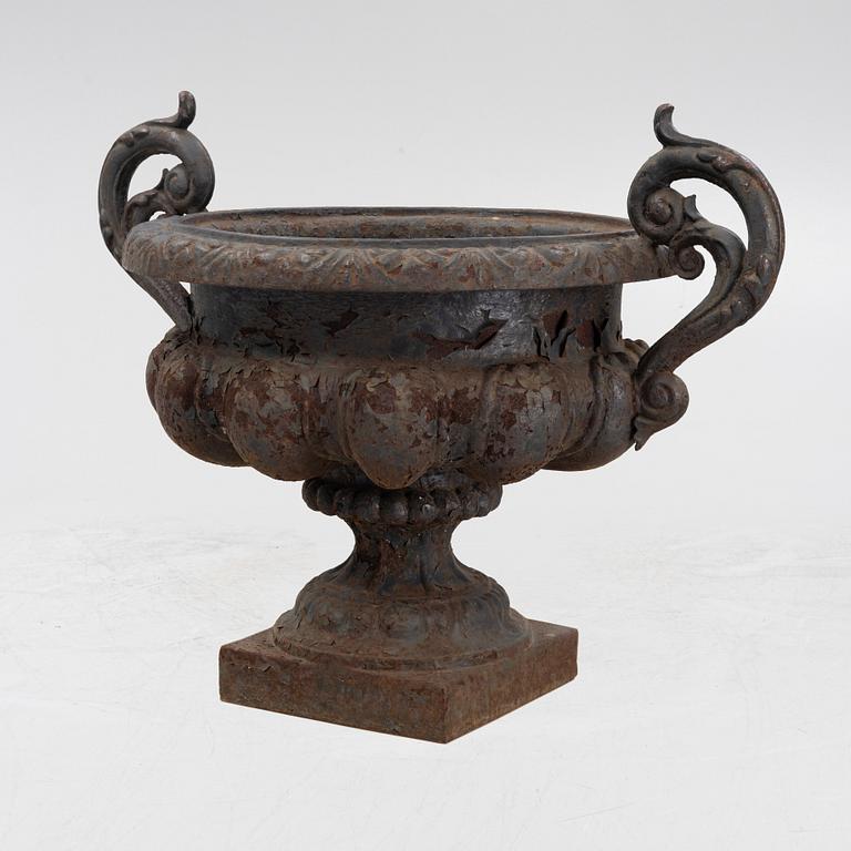 A cast iron garden urn, 20th Century.