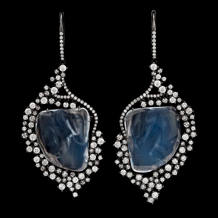 Diamantgradering, A pair of colourless opal and brilliant-cut diamond earrings. Total carat weight of opals 31.39 cts.