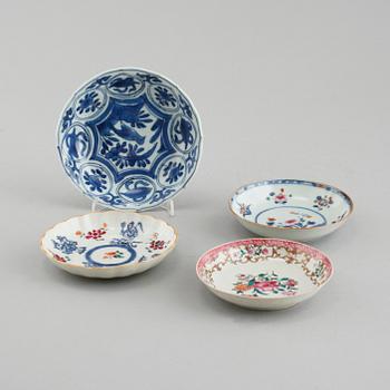 Four chinese porcelian plates from the 17 and 18th century.