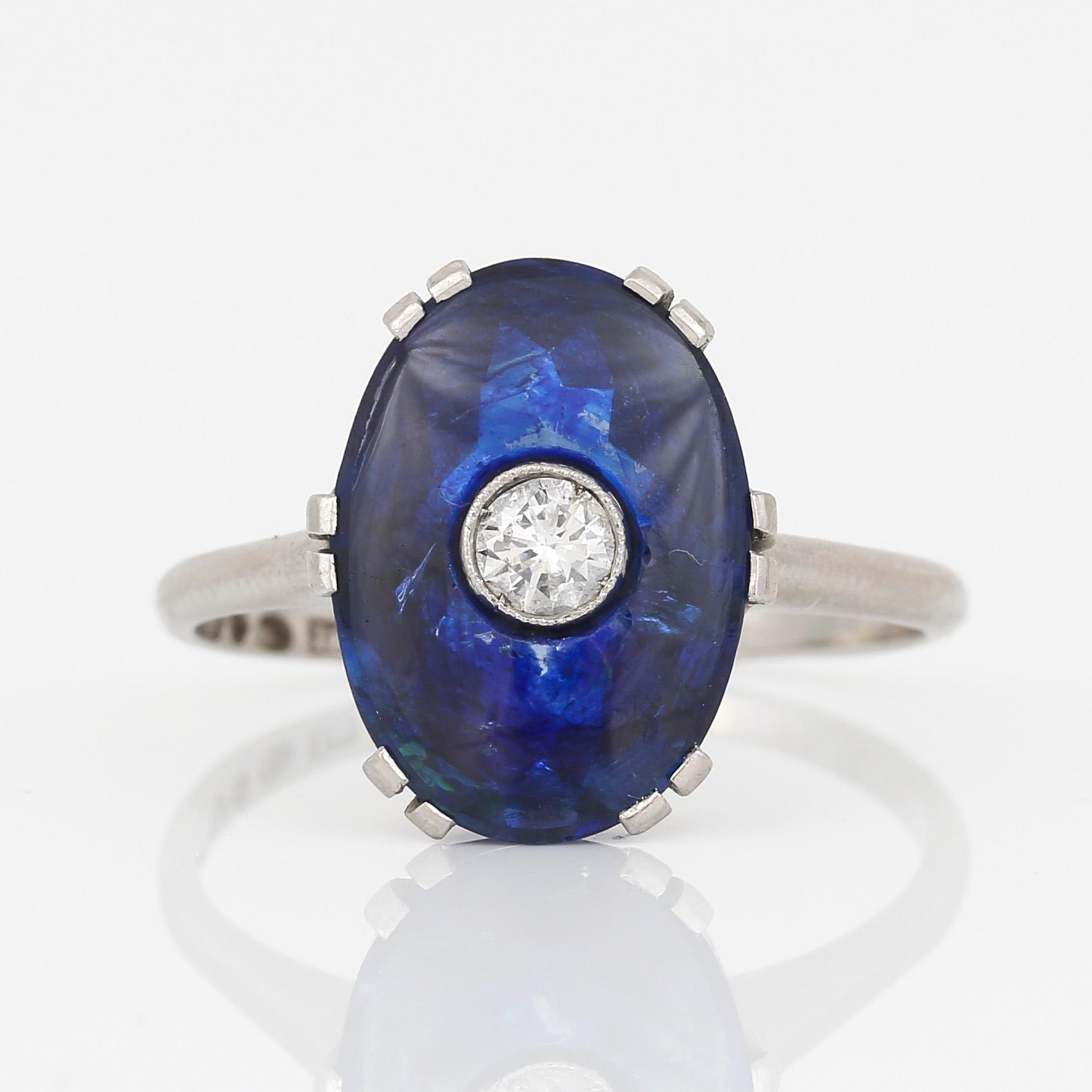 RING, platina med folierad sannolikt glas samt briljantslipad diamant, ca 0,15 ct, CG Hallbergs, Stockholm, 1935.