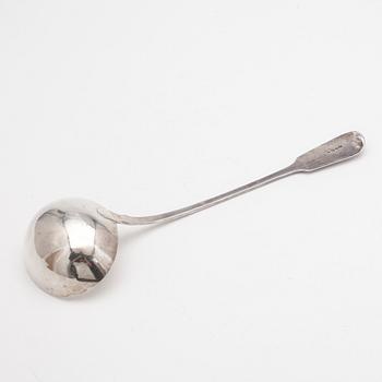 SOPPSLEV samt BÅLSLEV, silver, den ena London, 1828. Vikt ca 223 gram.