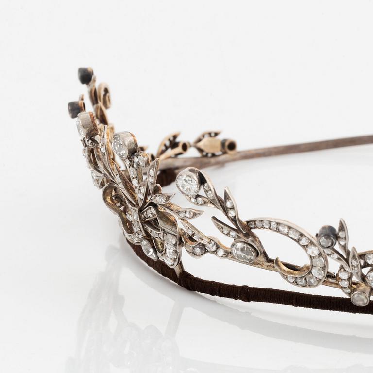 A tiara/necklace combination with old- and rose-cut diamonds.