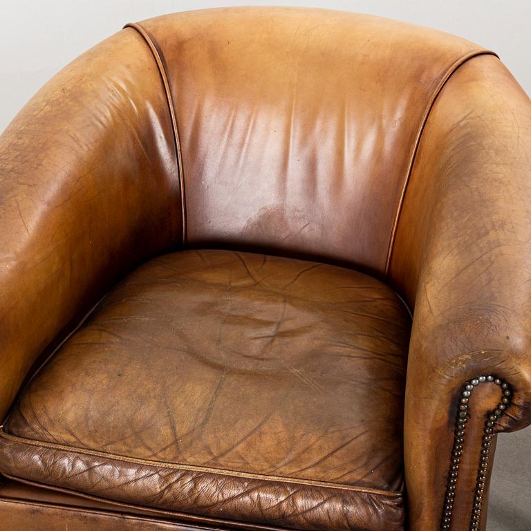 A PAIR OF LEATHER ARMCHAIRS.