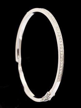 ARMRING, 18 K vitguld med briljantslipade diamanter tot ca 1,05 ct enligt gravyr. AB J Petterssons eftr. Stockholm 1966.