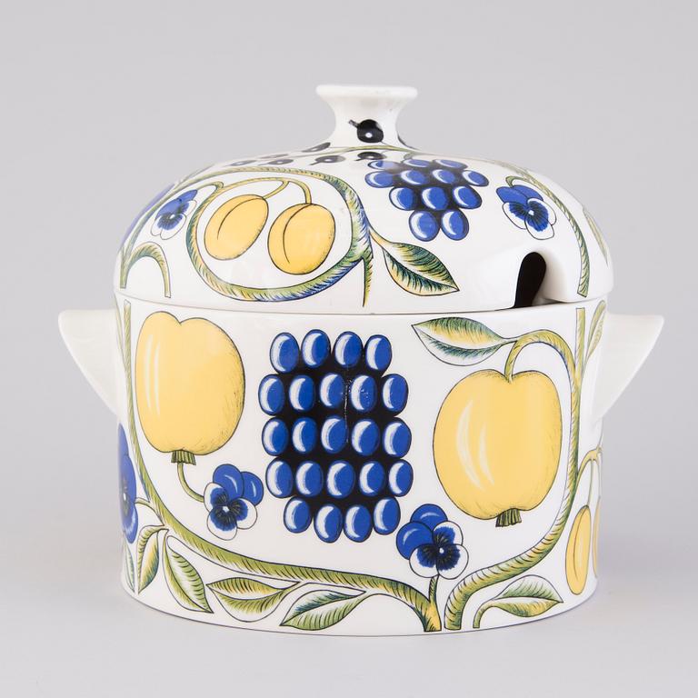 BIRGER KAIPIAINEN, a 69-pcs 'Paratiisi' tableware set for Arabia, latter half of the 20th Century.