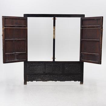 Väggpanel / dörrframstycke, skuret trä och mässing, Kina, Qingdynastin.