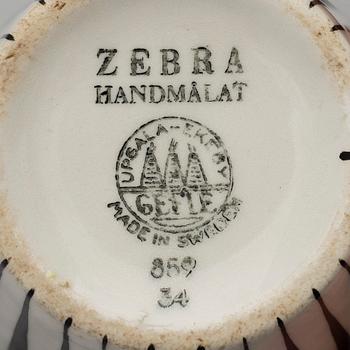 EUGEN TROST, 8 kaffekoppar med 9 fat, flintgods, "Zebra", Gefle. I produktion 1955-1967.