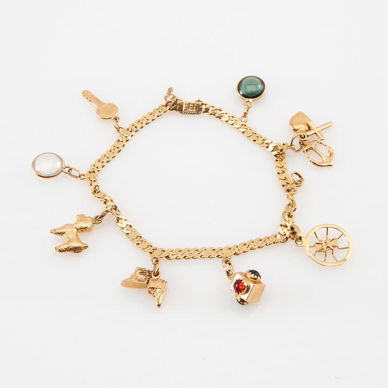 Bracelet of curb link 18K gold with charms.