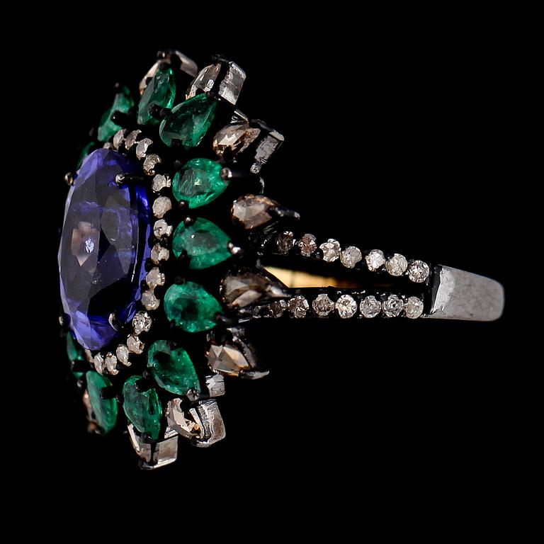 RING, 18K guld, svärtat/rhodinerat silver, smaragder tot ca 1.65 ct, tanzanit ca 4.60 ct, diamanter tot ca 1.35 ct.