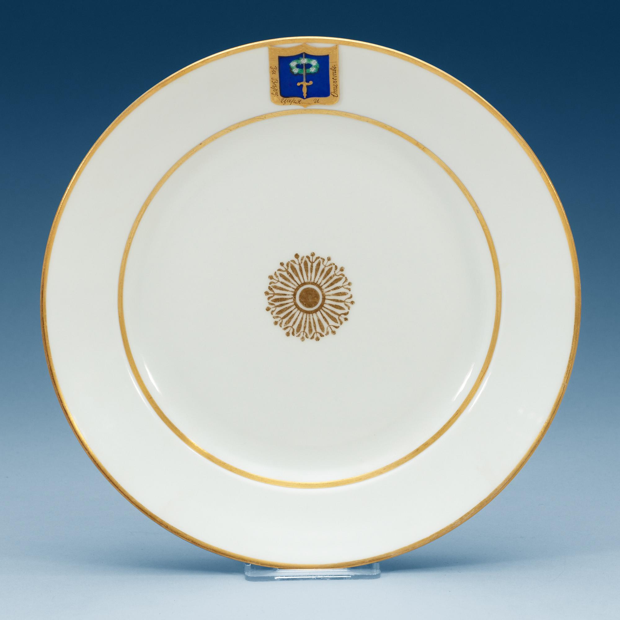 TALLRIKAR, tre stycken, porslin. Ryssland, kejserliga porslinsmanufakturen, St Petersburg, Nikolaj II period 1901.