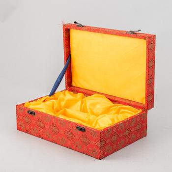 Lådor, fem stycken, tygklädda. Kina.