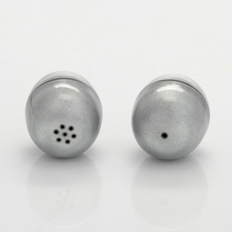 Timo Sarpaneva, Salt and pepper shakers in enamelled sterling silver, Tillander, Helsinki 1992.