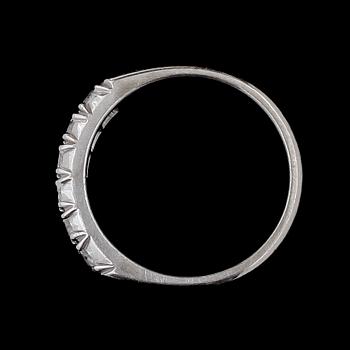 RING, 18k vitguld med 6 briljantslipade dia tot ca 0,55ct enl grav. Hellström & Åhrling, Stockholm, 1973. Tot.vikt 4,9g.