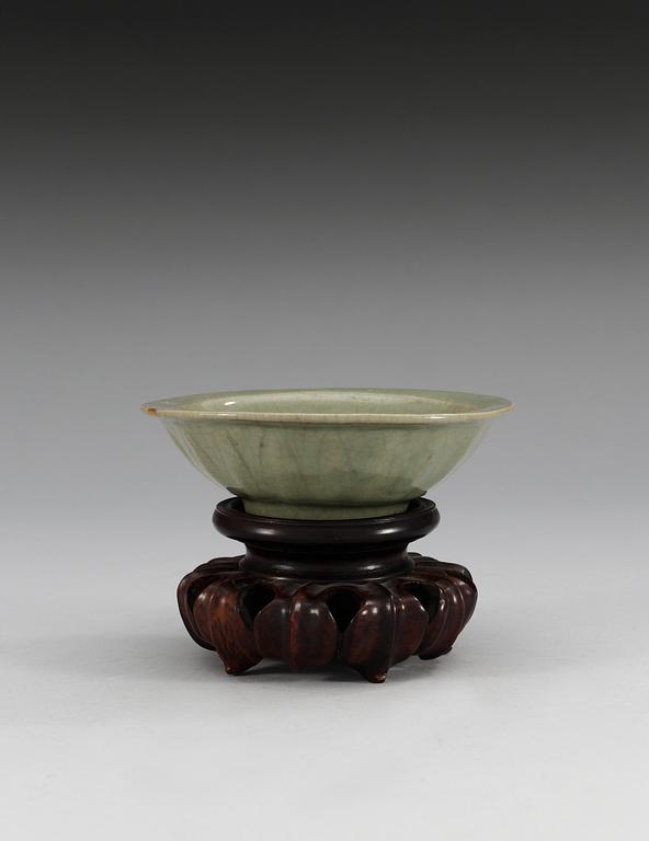 A celadon glazed 'double fish' bowl, Song/Yuan dynasty.