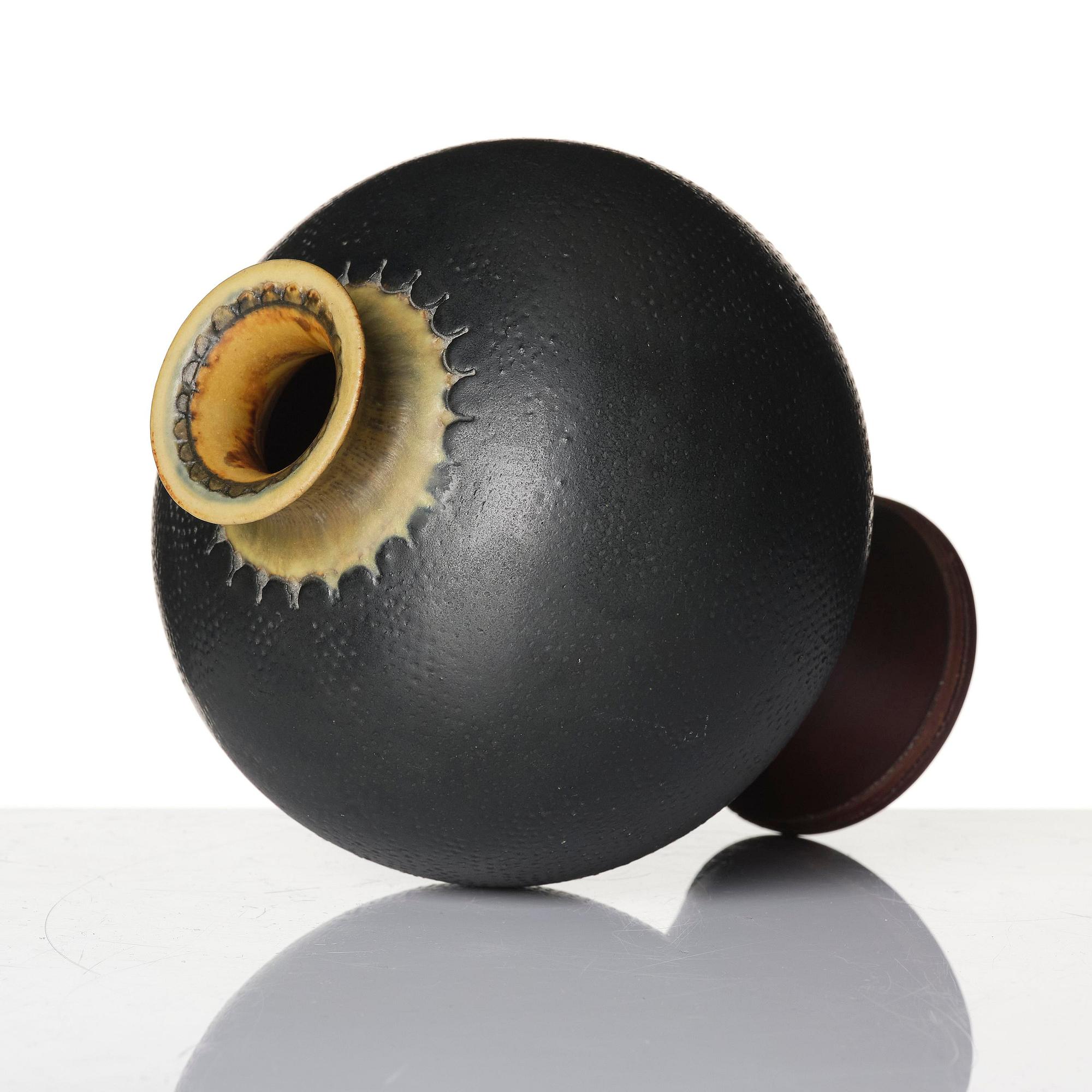 Wilhelm Kåge, a "Farsta" stoneware vase, Gustavsberg Studio 1955.