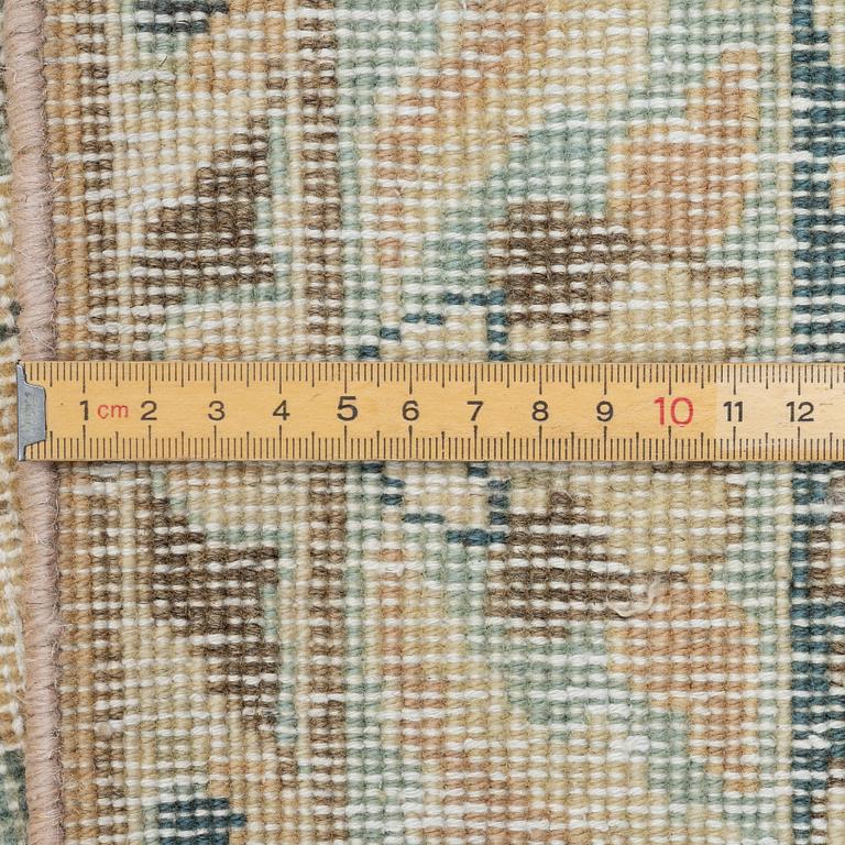 Vintage rug, approx. 380 x 288 cm.