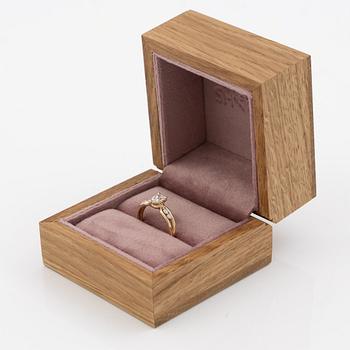 Ring 14K guld med droppslipad diamant, medföljande IGI report.