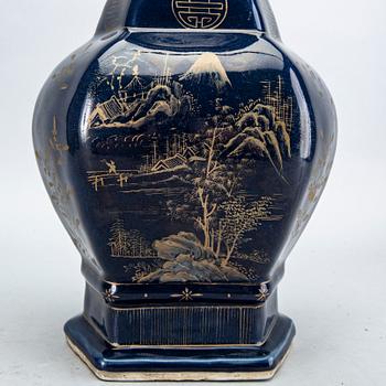 A blue vase, Qing dynasty, 19th Century.