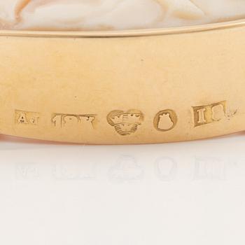 Pendant and brooch/pendant, 18K gold with shell cameos.