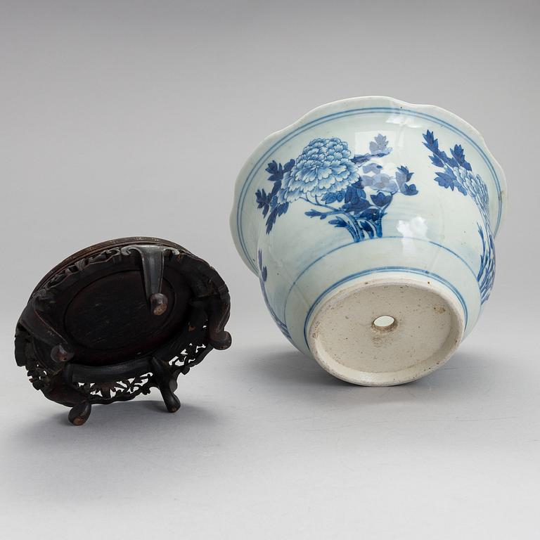 A 20th century Chinese porcelain flower pot.