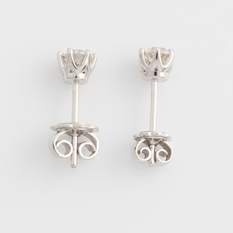 Earrings with brilliant-cut diamonds, accompanied by two GIA dossiers.