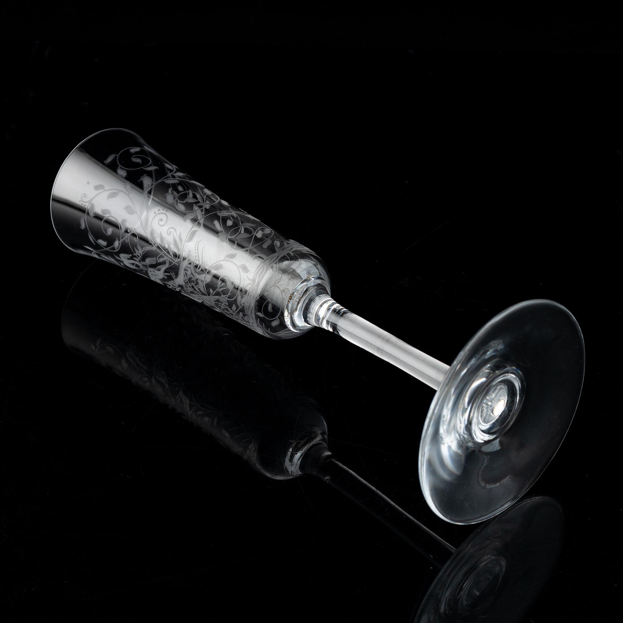 A set of 18 champagne flutes, engraved with animals and leafwork, 20th century Europe .