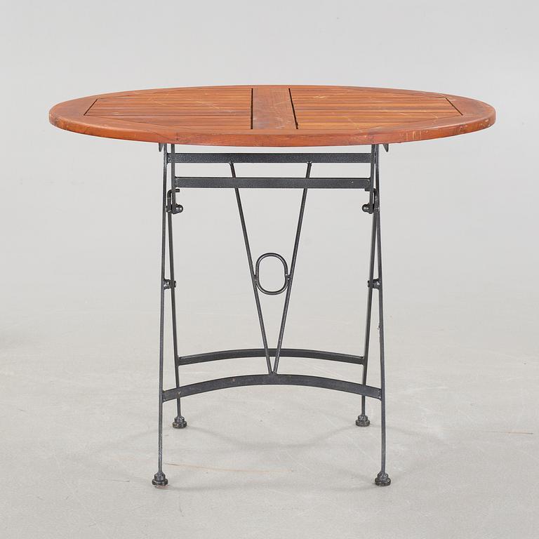 A garden table and four garden chairs from Covent Garden, 21th century.