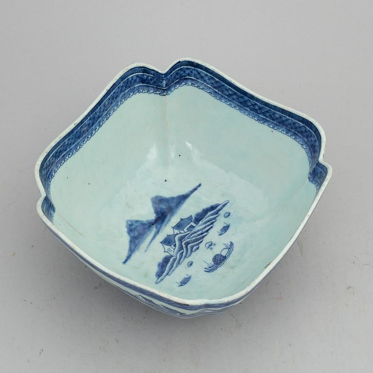 A blue and white bowl, Qing dynasty, Jiaqing (1796-1820).