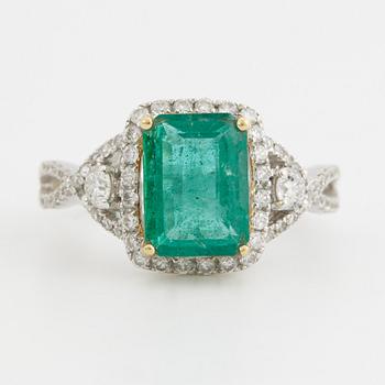 RING, med smaragd ca 2.20 ct samt briljantslipade diamanter ca 0.55 ct.
