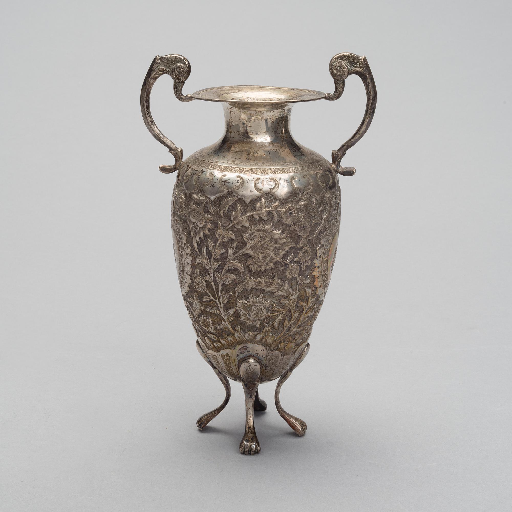 URNA / VAS, österländskt silver, finska kontrollstämplar 1969. Vikt 560 g.