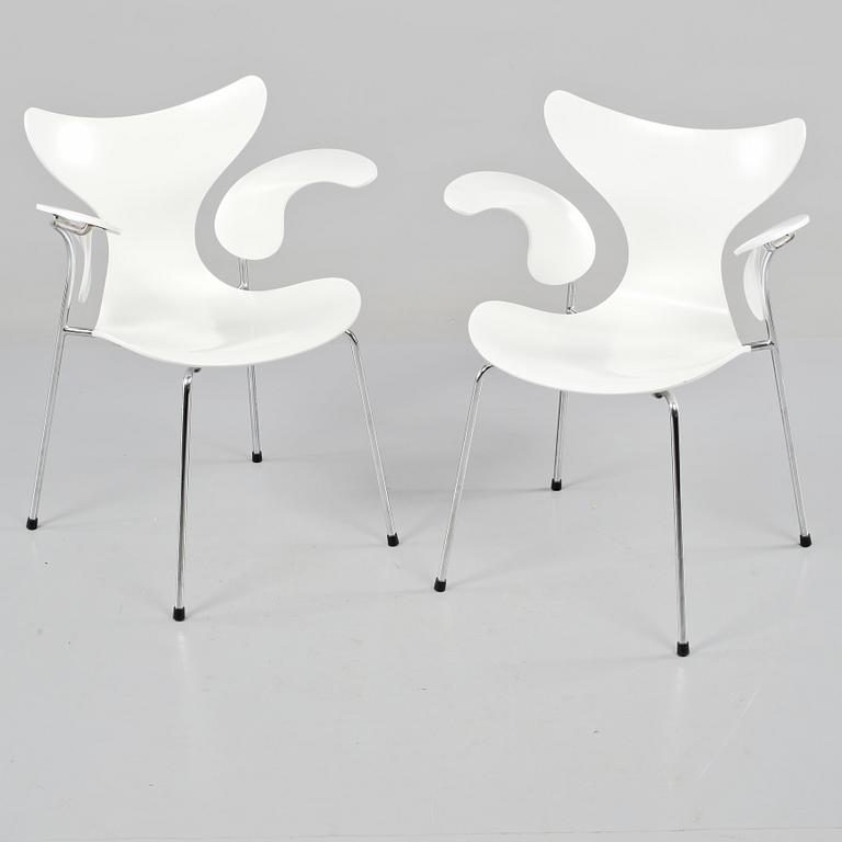 KARMSTOLAR, ett par, "Måsen", Arne Jacobsen, Fritz Hansen, formgivna formgivna 1969/70.