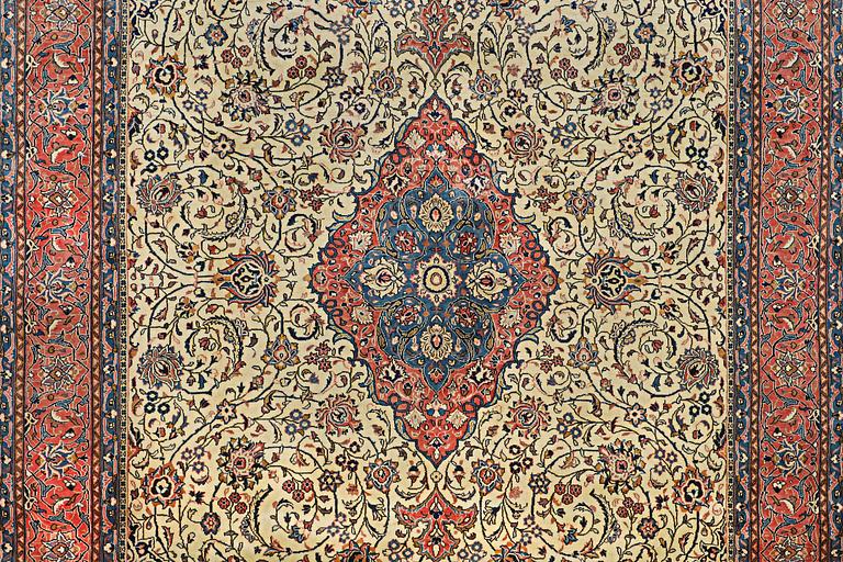 A Sarouk carpet, c. 400 x 284 cm.