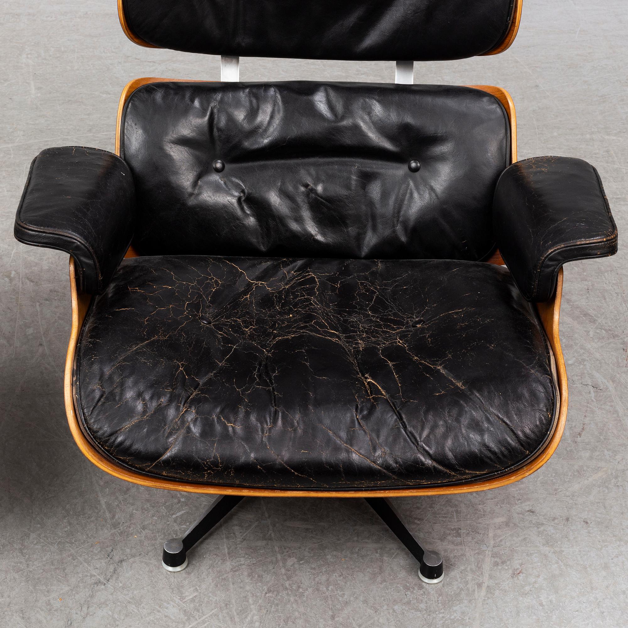 CHARLES & RAY EAMES, fåtölj och fotpall "Lounge chair", Herman Miller, USA.