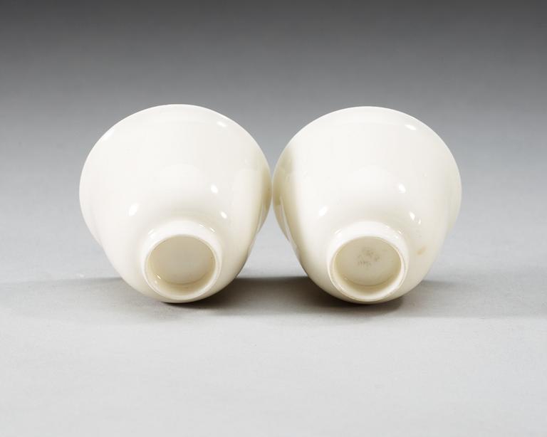 A pair of blanc de chine wine cups, Qing dynasty, Kangxi (1662-1722).