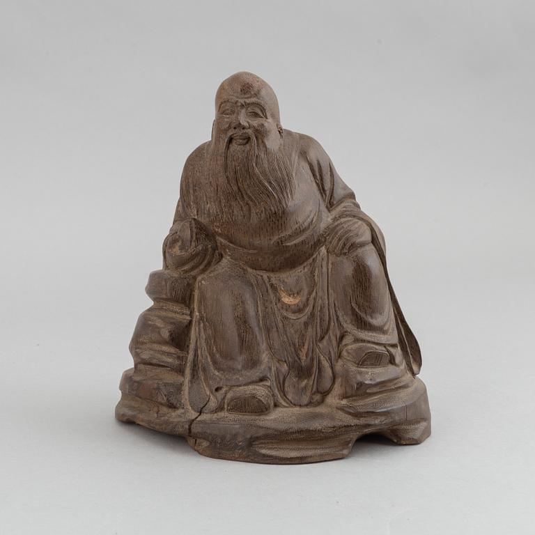 A bambo figure, depicting a seated Zhang Guolao holding a peach, China, 19th/20th century.