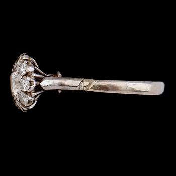 RING, 18 k vitguld, briljantslipade diamanter. Vikt ca 3,4 g.