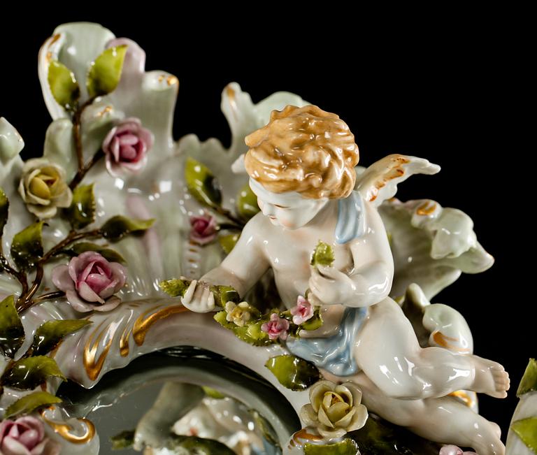 VÄGGLYSTRAR, ett par, porslin, omkring 1900-talets mitt.