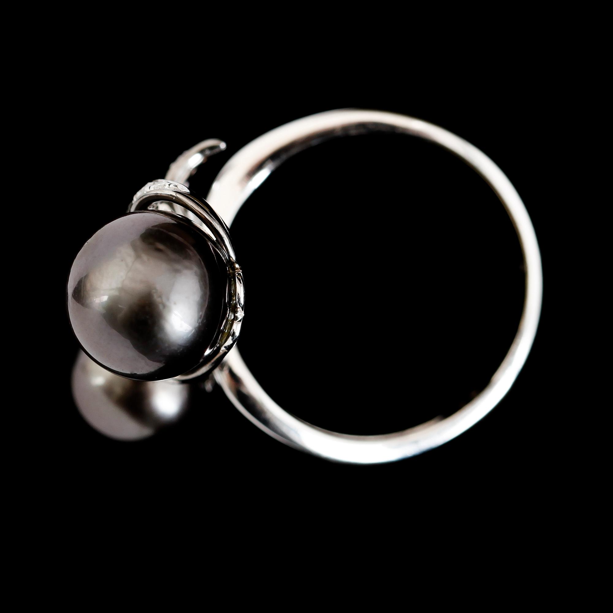 RING, 14K vitguld, tahitipärlor och briljantslipade diamanter.