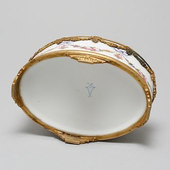 A porcelain bowl with a mark similar to Sèvres, around the year 1900.