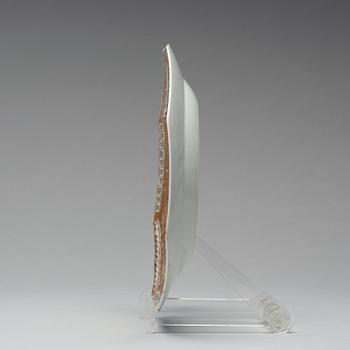 TALLRIK, vapenporslin. Qingdynastin, Qianlong (1736-95).