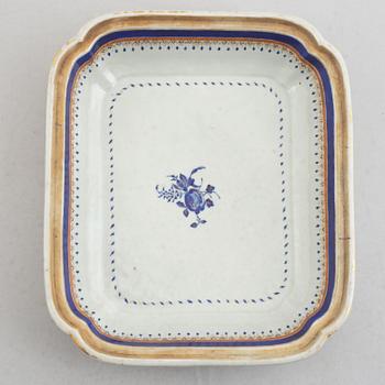 A pair of two enamelled and gilt tureens with covers, Qing dynasty, Jiaqing (1796-1820).