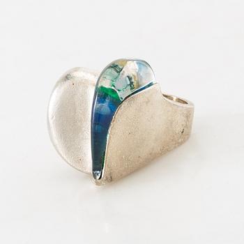 Björn Weckström, ring "Darinas tår", sterlingsilver och akryl. Lapponia 1970-tal.